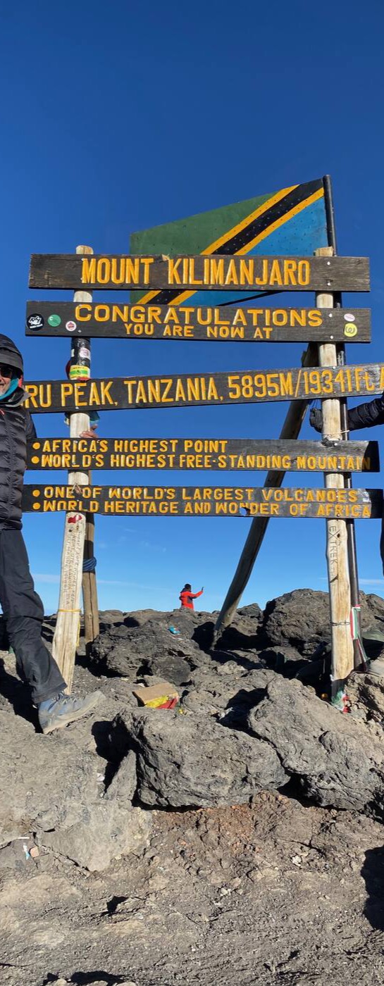 Laurent Currit au panneau du sommet Uhuru Peak, 5895 m, Kilimandjaro